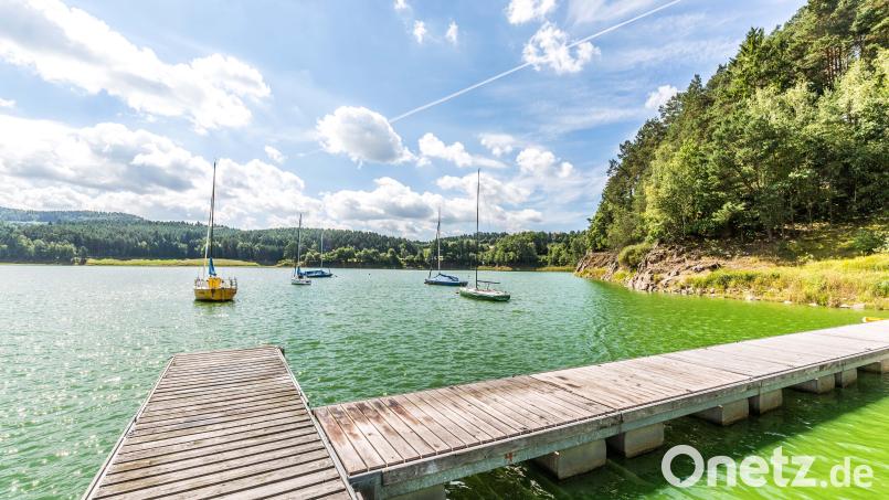 Der Eixendorfer See im Landkreis Schwandorf zeigt sich im Jubiläumsjahr von zwei Seiten: klares Wasser und niedriger Wasserstand. Der Runde Tisch thematisiert die Auswirkungen des Klimawandels. Bild: Kreis Schwandorf