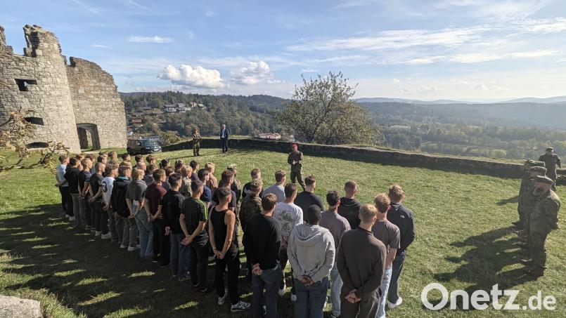 Die Ernennung zu Soldaten auf Zeit fand auf der Burgruine Flossenbürg statt. Bild: Bundeswehr/PzArtBtl 131