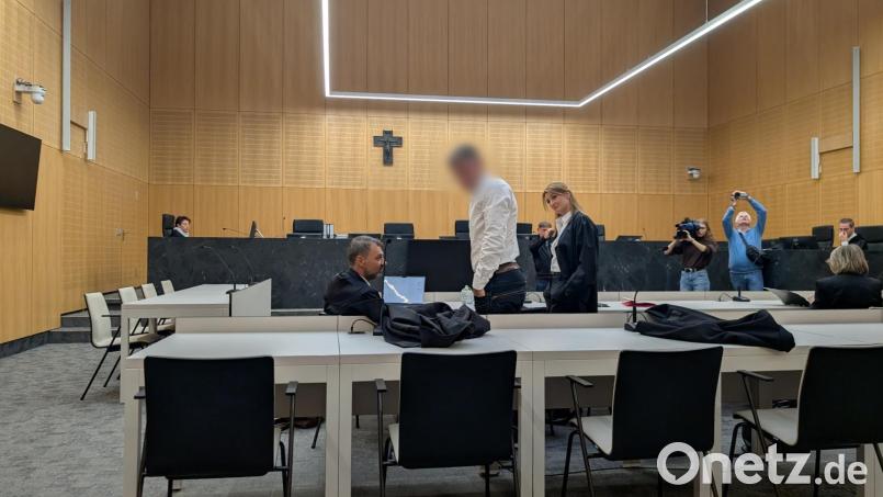 Vor Beginn der Verhandlung sucht der Angeklagte Blickkontakt zu seiner Familie, die wie an fast allen Verhandlungstagen auf den Zuschauerplätzen das Verfahren verfolgten. Bild: wüw