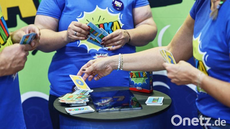 Viele Neuheiten können an den Spieltischen in Essen getestet werden. Bild: Oliver Berg/dpa