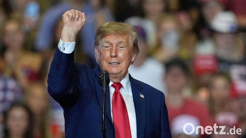 Trump feierte die Gewalt gegen Störer seiner Rede. Bild: Mike Stewart/AP/dpa