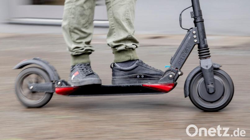 E-Scooter werden (nicht nur) bei Jugendlichen immer beliebter. Allerdings scheinen viele Nutzer nicht zu wissen, welche Regeln für diese "Kleinstfahrzeuge" gelten. Bild: Christoph Soeder/dpa