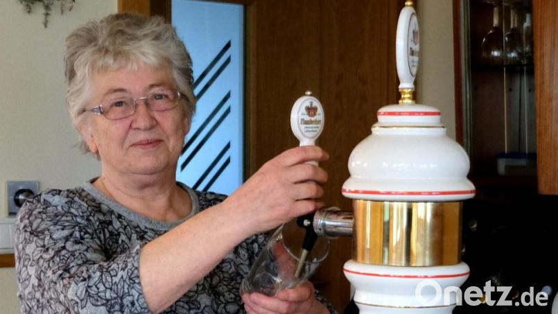 Sibylla Deml-Warta am Zapfhahn: So haben die Gäste und Freunde ihre "Billa" aus dem Gasthaus Deml in Deiselkühn in bester Erinnerung. Archivbild: Manfred Bäumler