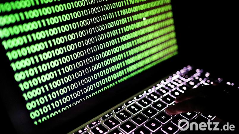 Cyberangriffe können für Unternehmen teuer werden. Sichere Passwörter, regelmäßige Updates und Datensicherungen helfen, das Risiko zu verringern. Symbolbild: Oliver Berg/dpa