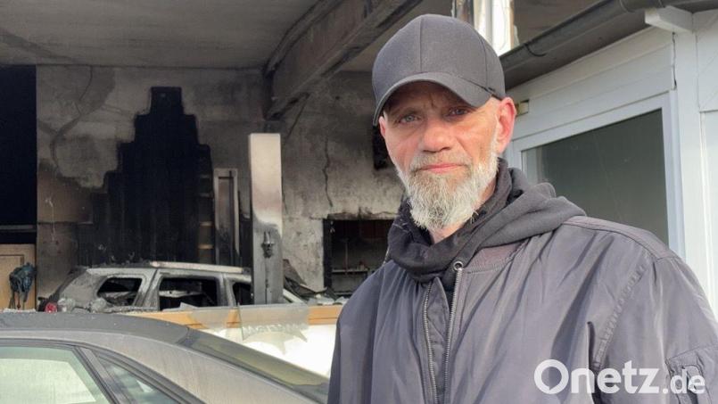 Kfz-Meister Christian Reuter (54) steht vor seiner ausgebrannten Werkstatt in der Kümmersbrucker Straße in Amberg. "Meine Existenz ist in Rauch aufgegangen", sagt er. Bild: roa