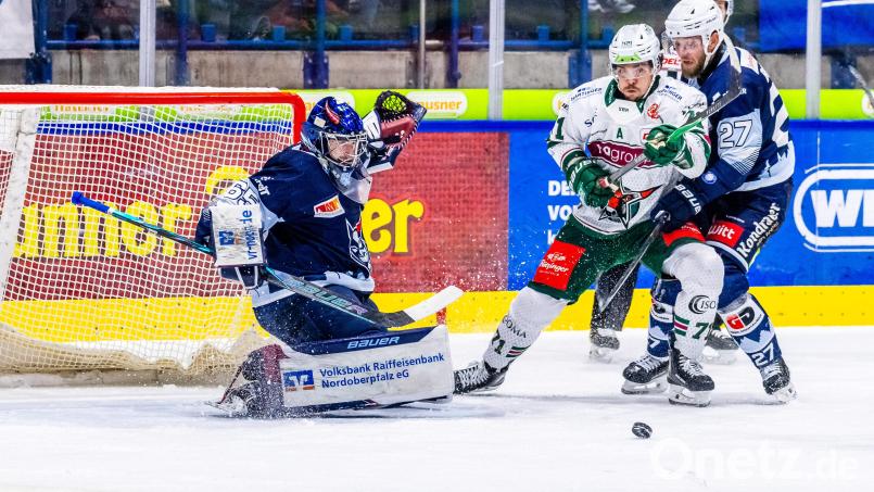 Am kommenden Wochenende wird es für den viel geforderten Devils-Goalie Patrik Mühlberger erstmals in dieser Saison eine Pause geben. In der Defensive der Weidener bleibt die Situation weiter angespannt. Archivbild: Tobias Neubert