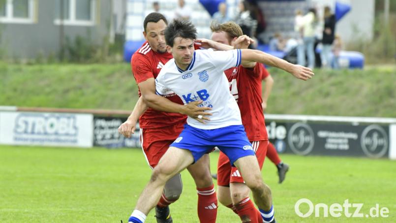 Hart umkämpft: Für den TuS Rosenberg (weiß) zählt am Wochenende im Spitzenspiel der Kreisliga Süd nur ein Sieg, um den Platz an der Sonne weiterhin zu sichern. Archivbild: Hubert Ziegler