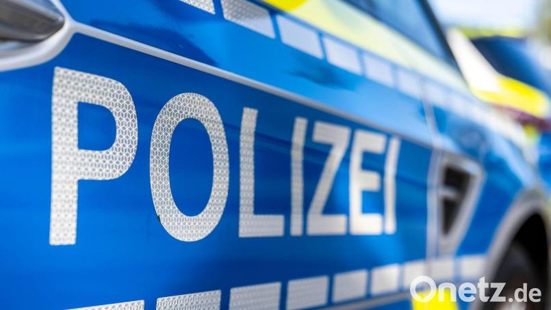 Polizisten nahmen den Fahrer fest, nachdem er zu Fuß vom Unfallort geflüchtet war. (Symbolbild) Bild: David Inderlied/dpa