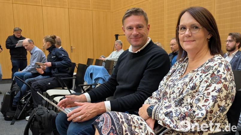 Barbara Šišková mit dem Journalisten Jan Nowák im Gerichtssaal in Weiden. Die beiden Tschechen haben eine Menge zur Aufklärung des Müllskandals beigesteuert. Bild: wüw