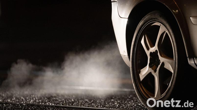 Ursprünglich war beschlossen worden: Neuwagen in der EU ab 2035 sollen im Betrieb kein klimaschädliches Kohlenstoffdioxid (CO2) mehr ausstoßen dürfen. Das soll sich ändern. (Symbolbild) Bild: Sebastian Kahnert/dpa