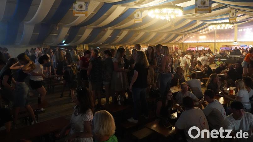 Blick ins Festzelt des Wiesenfestes im vergangenen Jahr: Aktuell ist der Betreiber insolvent Bild: kaz