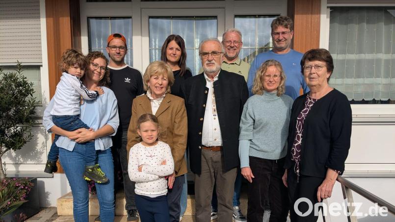 Werner Hoffmann (vorne, Dritter von rechts) feierte mit Ehefrau Birgitt sowie seinen Kindern und Enkelkindern seinen 80.Geburtstag. Bild: Josef Söllner