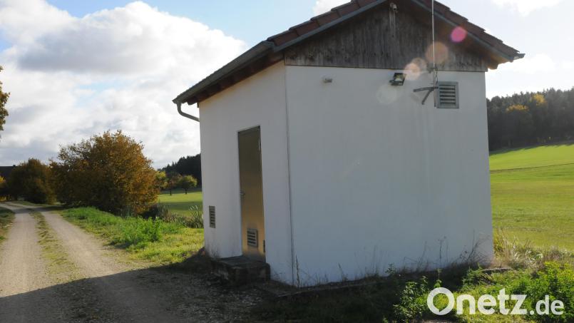 Ammerthal bekommt sein Wasser aus Amberg durch diese Pumpstation. Für den 1. Januar steht eine neue Gebührensatzung für die Wasserpreise an, deren Verabschiedung jetzt vertagt wurde. Entschieden wird dann in der Novembersitzung. Bild: Joachim Gebhardt