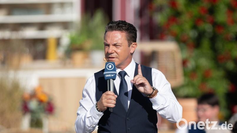 Moderator Stefan Mross hat in einem geposteten Video aus dem Europa-Park in Rust eine mögliche Rückkehr seiner abgesetzten Schlagersendung „Immer wieder sonntags“ angedeutet. (Archivbild) Bild: Silas Stein/dpa