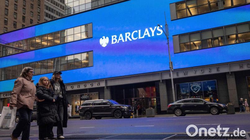 Die britische Großbank Barclays baut nach Investitionen in KI-Technologie 5000 Stellen ab. Bild: Yuki Iwamura/AP/dpa