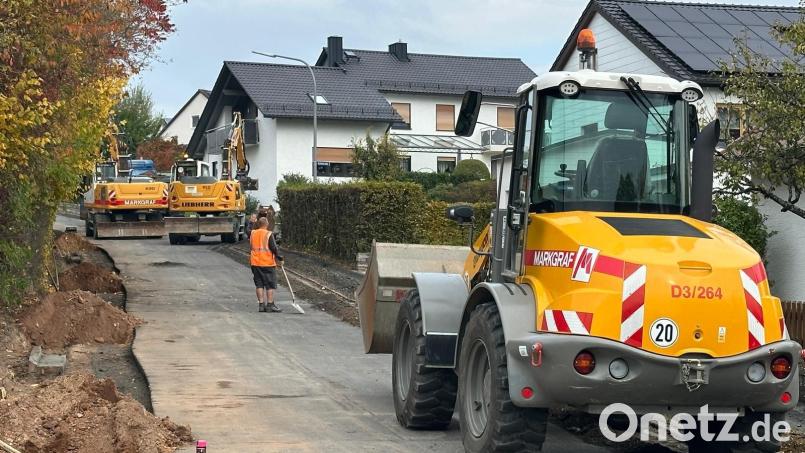 Die Arbeiten am dritten Teilabschnitt der Fichtelgebirgsstraße (Bild) haben begonnen. Die Sanierungsmaßnahme erstreckt sich auf rund 120 Meter und soll bis Mitte November abgeschlossen sein. Ob dann unmittelbar in die Instandsetzung der Anzensteinstraße eingestiegen wird, ist noch unklar. Bild: Holger Stiegler