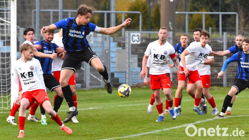 Felix Behnke, hier am Ball in einem Punktspiel der vergangenen Saison, hat am vergangenen Samstag einen Kreuzbandriss erlitten. Der Kapitän der SpVgg SV Weiden fällt die gesamte restliche Saison aus. Bild: Gerhard Büttner