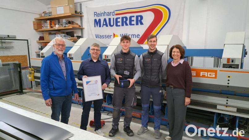 Die SHK-Innung Cham gratulierte mit den Ausbildern Andreas und Reinhard Mauerer Michael Ring (Mitte) zu dessen besonderen Erfolgen beim Abschluss seiner Gesellenprüfung im Spenglerhandwerk. Bild: SHK-Innung Cham/Maria Spießl