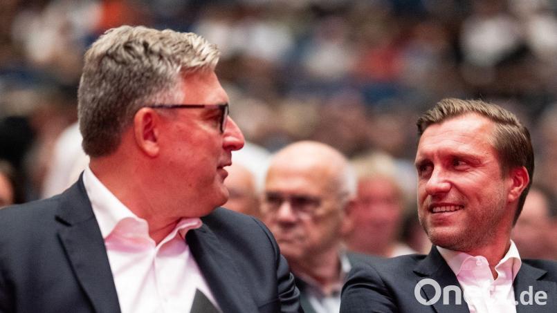 Axel Hellmann und Markus Krösche bei der Mitgliederversammlung. Bild: Florian Wiegand/dpa