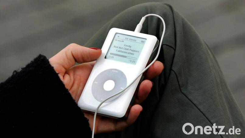 Mit 1.000 Songs auf einer Festplatte ließ der iPod ganze Musiksammlungen mitnehmen. (Archivbild) Bild: picture alliance / dpa