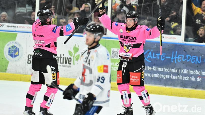 Roberts Baranovskis (links) vom ERSC Amberg jubelt mit Lukas Salinger (rechts). Auch am Wochenende möchte man bei den Wild Lions feiern. Bild: Hubert Ziegler