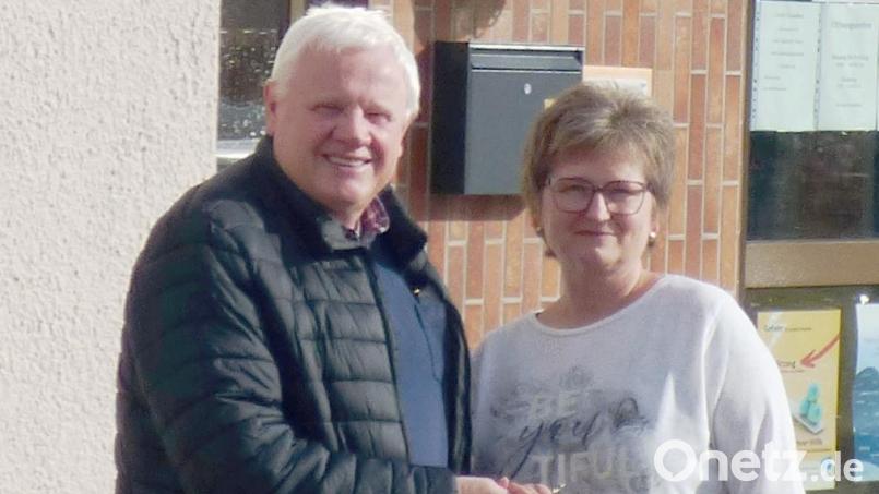 Markus Friedrich und Tanja Schultes bei der Schlüsselübergabe vor dem Werkhof in Tirschenreuth. Bild: Manuel Fehr