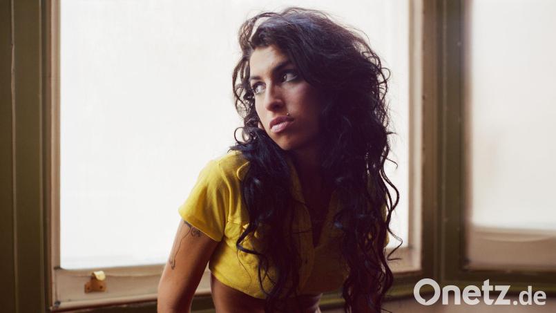 Amy Winehouse auf einem Foto aus der Zeit von „Back to Black“. Zum 20. Jubiläum ist das Kultalbum neu aufgelegt worden. (Handout) Bild: Mischa Richer/UMR/Island/dpa