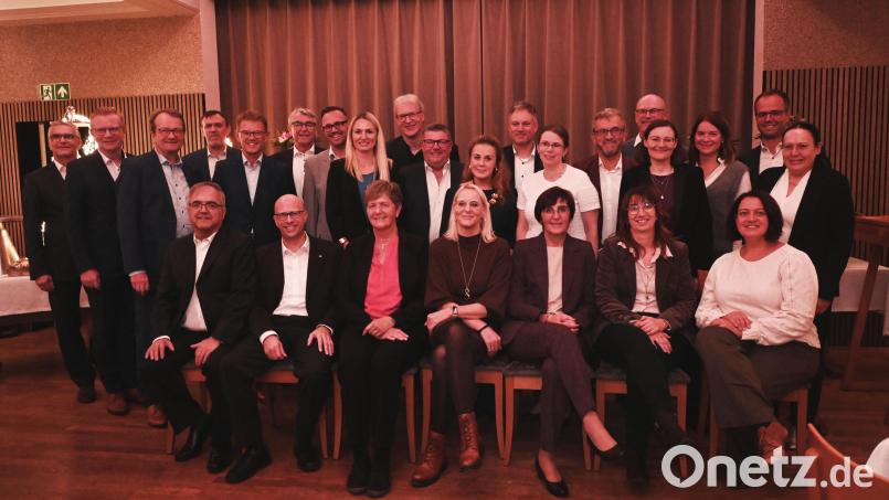 Das Bild zeigt die 25- und 40-jährigen Dienstjubilare, die Ruheständler sowie die Vorstände, den Aufsichtsratsvorsitzenden, die Betriebsratsvorsitzende und den Personalleiter der VR Bank Amberg-Sulzbach eG. Bild: Markus Rösch