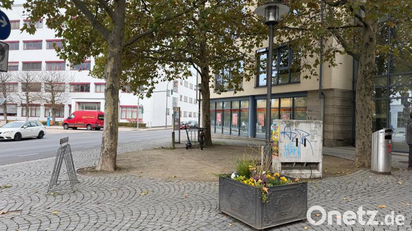 Der Josef-Witt-Platz soll sich verändern: Neben sechs neuen Fahrradanlehnbügeln stehen auch zusätzliche Sitzgelegenheiten und mehr Begrünung zur Diskussion. Bild: Stefanie Tretter