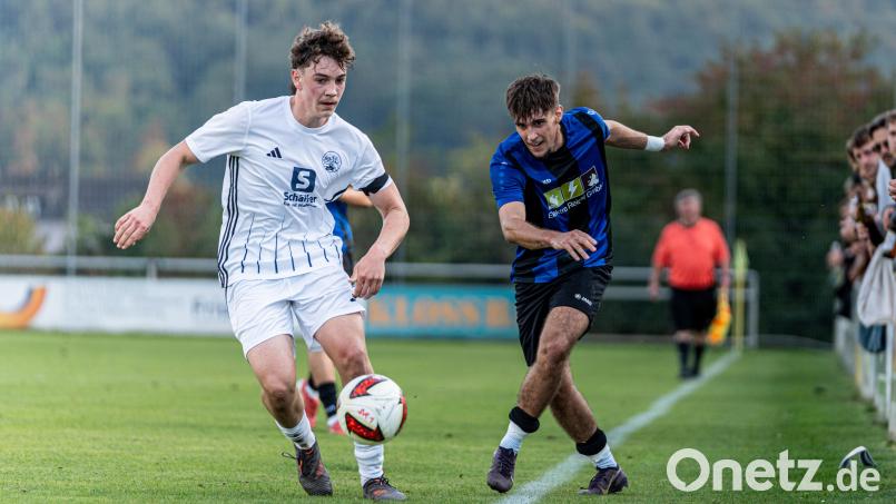 Nico Braunschläger (rechts/Szene aus einem früheren Spiel) traf zwei Mal für die SpVgg SV Weiden II beim 4:2 in Hahnbach. Bild: Hannah Dirscherl