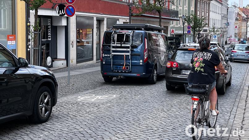 Wie nah kommen Autofahrer Radlern, wenn sie an ihnen vorbeifahren? Schüler des Gregor-Mendel-Gymnasiums wollten das genau wissen. Archivbild: Stephan Huber