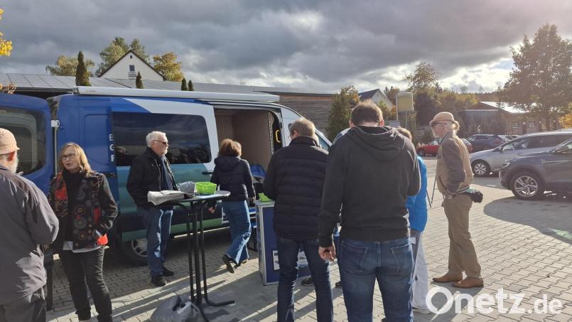 Bei Redaktion on Tour in Oberviechtach nutzen viele Leser die Chance, mit Mitarbeitenden von Oberpfalz-Medien ins Gespräch zu kommen und sich auszutauschen. Bild: Eva Kreuzer