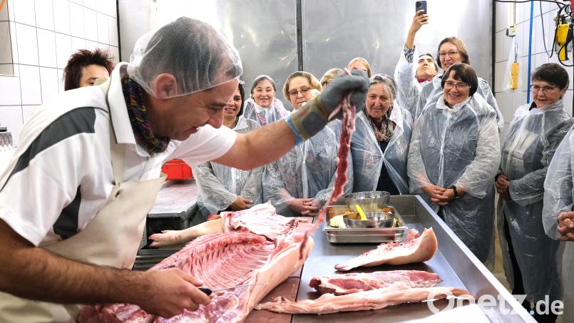 Vor den Augen der Ernährungsberaterinnen zerlegte Metzgermeister Hubert Piehler eine Schweinehälfte fachgerecht und gab Tipps zur Verwendung des Fleisches. Bild: Rudolf Hirsch