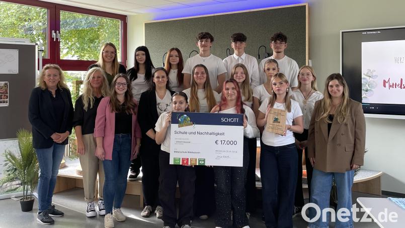 Die Mittelschule Waldsassen erhält 17.000 Euro von der Schott AG. Das Bild zeigt die Spendenübergabe mit den beteiligten Lehrkräften sowie Schülerinnen und Schülern. Zudem werden die Otto-Wels-Mittelschule in Mitterteich und die Realschule in Kemnath gefördert. Bild: Schott AG