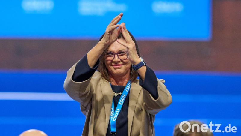 Ilse Aigner freut sich über die große CSU-Rückendeckung. Bild: Peter Kneffel/dpa