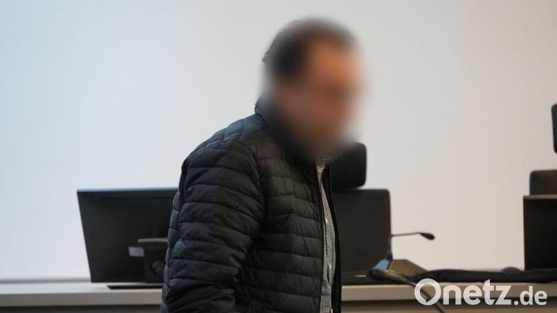 Wegen Mordes an seiner ehemaligen Ehefrau auf offener Straße wurde ein 50-Jähriger zu lebenslanger Haft verurteilt. (Archivbild) Bild: Felix Kirberg/dpa