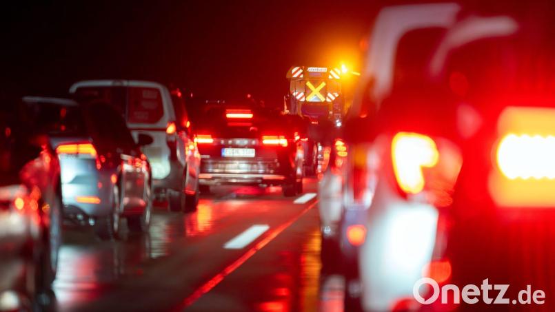 Polizisten mussten einige Autofahrer wecken. Symbolbild: Soeren Stache/dpa
