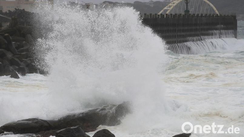 An den Küsten in Taiwan und China wurden hohe Wellen wegen des Taifung gemessen. Bild: Chiang Ying-ying/AP/dpa