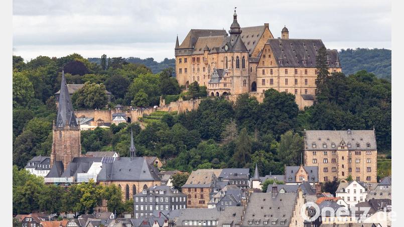Ein Verbrechen an einer 35-jährigen Frau erschüttert die Stadt. (Symbolbild) Bild: Christian Lademann/dpa
