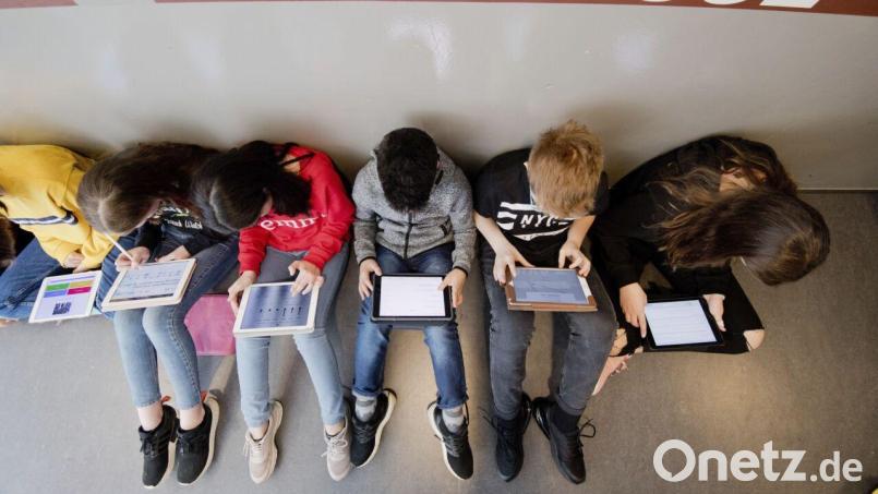 Zwei Amberger Grundschulen würden gerne mit der elternfinanzierten 1:1-iPad-Grundausstattung weitermachen, auch wenn das Kultusministerium dies erst ab der achten Klasse befürwortet. Die Amberger Stadträte diskutierten das Thema im Hauptausschuss. Bild: Julian Stratenschulte/dpa