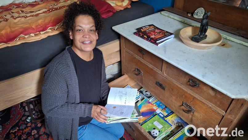 Eine Schublade voller Hefte ist Nicole Bücherl vom Alltag mit ihrem verstorbenen Mann geblieben. Täglich haben beide auf diesen Seiten ihr Leben beleuchtet. Nach dem Tod des Partners hat sich die 45-Jährige vorgenommen, ein Buch zu schreiben. Herausgekommen ist ein Anti-Stress-Ratgeber für Frauen. Bild: bl