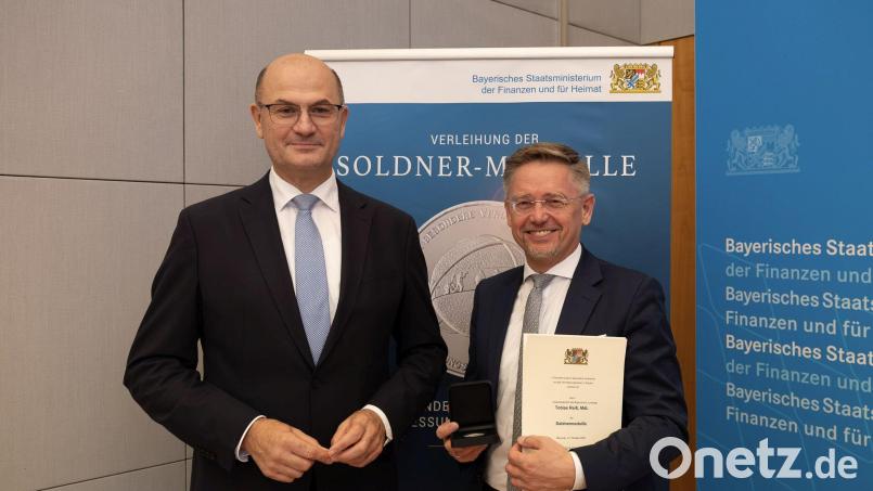 Staatsminister Albert Füracker (links) zeichnet Tobias Reiß mit der Soldnermedaille aus. Bild: Christian Blaschka