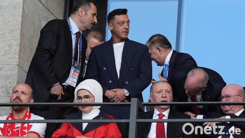 Mesut Özil (hinten M) polarisiert mit seinen Aussagen. (Archivbild) Bild: Marcus Brandt/dpa