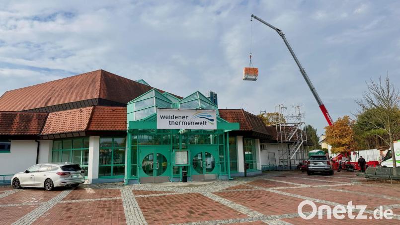 Das Freizeitzentrum Weiden muss energetisch ertüchtigt werden. Im Moment läuft noch die Dachsanierung der Thermenwelt. Möglichst bald wollen die Stadtwerke mit dem Einbau einer Wärmepumpe beginnen. Dafür soll es auch einen hohen Zuschuss vom Bund geben. Bild: Gabi Schönberger