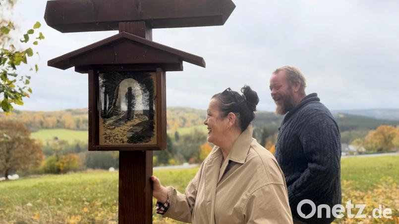 Oboras Bürgermeisterin Dana Lesak und der Künstler Aleš Turner an dem Kreuzweg, der viel mehr sein soll als eine reine katholische Gebetsstätte. Bild: Gabi Schönberger