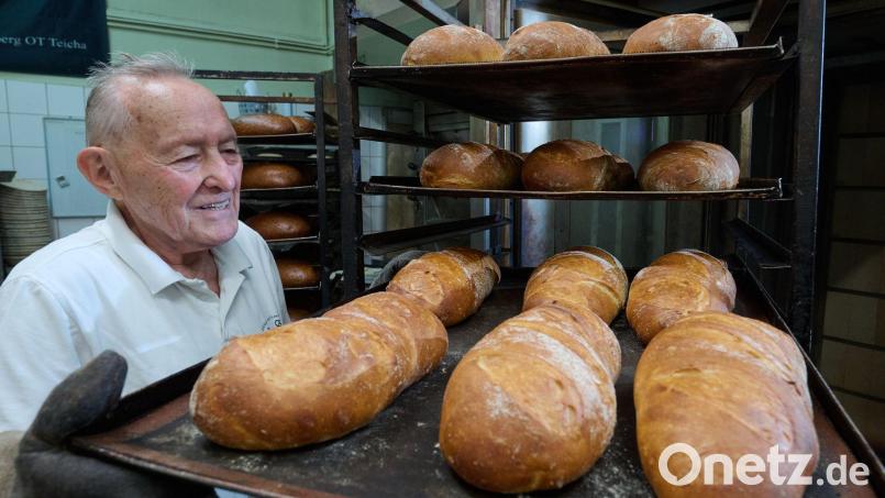 Auch mit 85 Jahren mit Leidenschaft in der Backstube: Gert Ebenrecht ist seit 65 Jahren Bäckermeister - dafür wird er von der Handwerkskammer Halle geehrt. Bild: Hendrik Schmidt/dpa