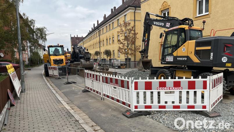In der Behaimstraße stehen mehrere Bagger und Absperrungen, da dort Kanalarbeiten erledigt werden. Dies führt laut einem Anwohner zu einer "katastrophalen Parksituation". Bild: Ilias-Maurice Ziergiebel
