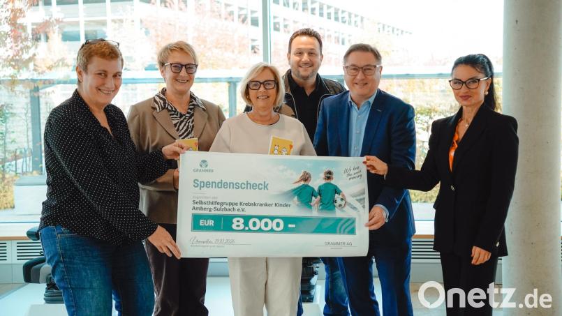 Die Vorsitzenden der Selbsthilfegruppe, Petra Waldhauser (Dritte von links), freut sich über die Spende der Grammer AG. Bild: gri