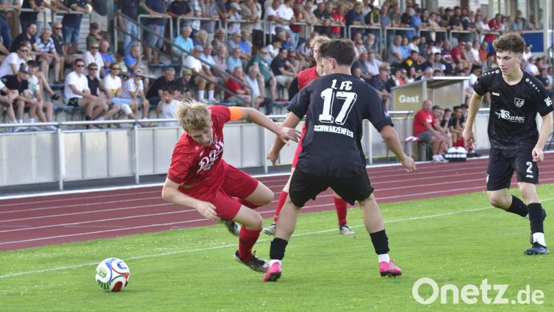 Vor großer Kulisse gewann der TV Nabburg Ende Juli sein erstes Spiel in der Bezirksliga Nord im Sportpark beim 1. FC Schwarzenfeld. Damals hatte sich Finn Grünauer schwerer verletzt. Beim Rückspiel am Samstag ist er aber wieder nicht dabei. Mittlerweile ist das Kreuzband ganz durch. Bild: Hans Mark