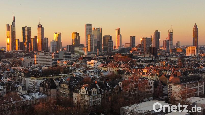 Banken-Skyline in Frankfurt: Verdi will mehr Geld für Beschäftigte privater Banken (Archivbild) Bild: Boris Roessler/dpa